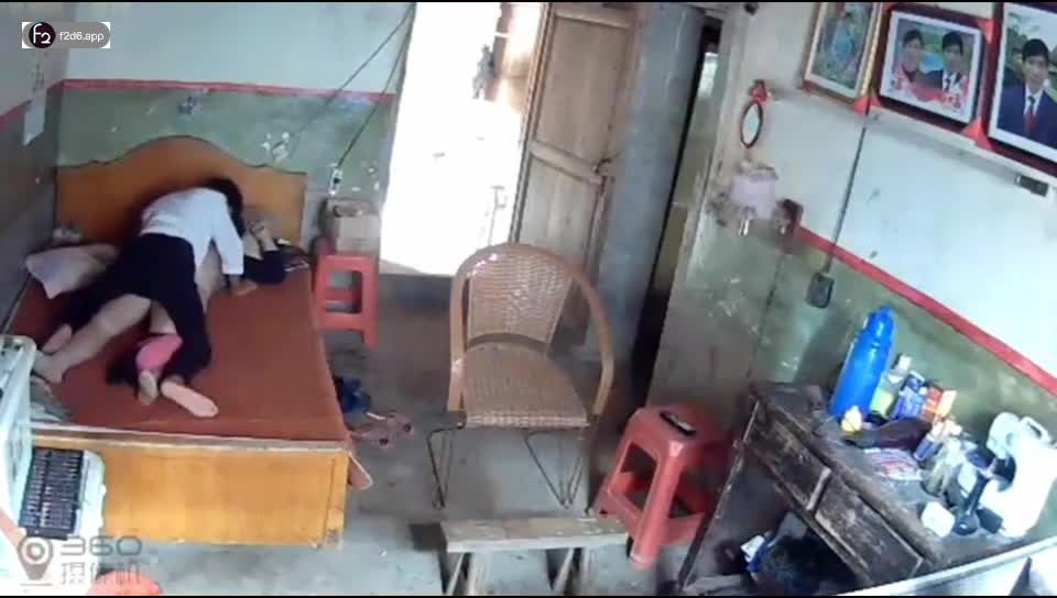 360摄像头破解流出国产小禽兽幼男与农村熟女大妈激情视频