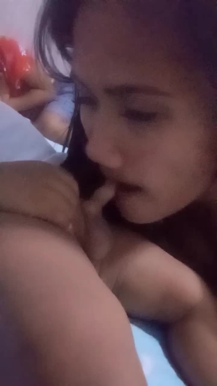 色胆包天的国产淫妻趁着老公熟睡口交乱伦小男孩童子鸡视频