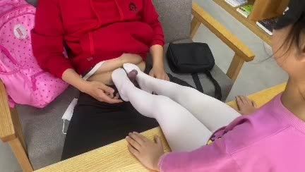 国产兄妹乱伦好色的初中生幼男调教萝莉妹妹足交撸屌视频