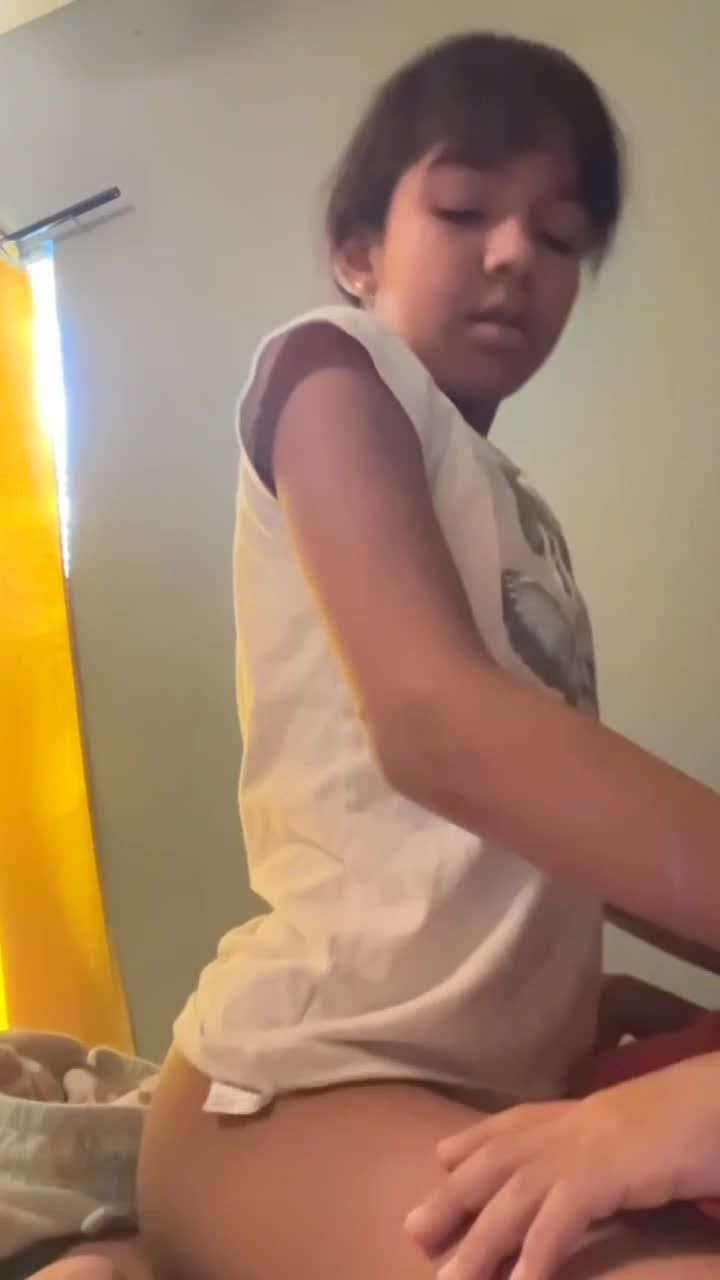 两名骚气爆棚的亚洲姐弟卧室淫荡乱伦小男孩被姐姐骑乘视频