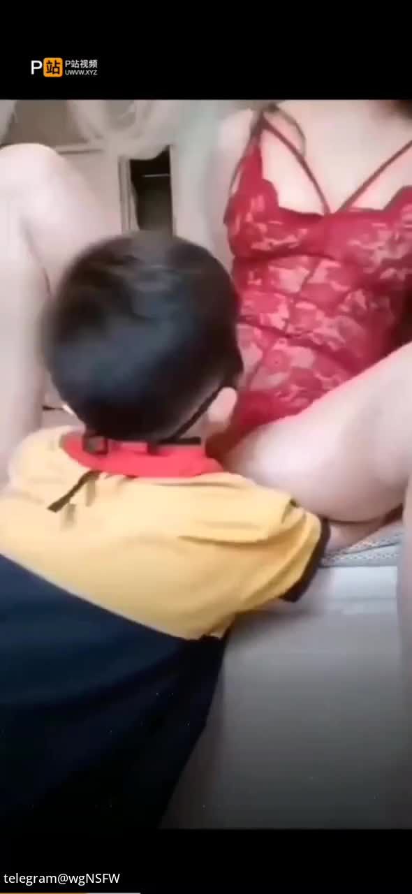 饥渴的国产情趣艳妈母子乱伦调教正太小男孩用假屌插穴视频