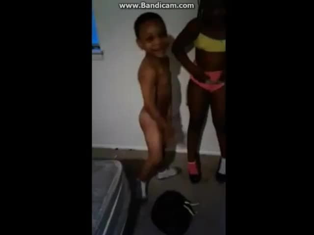 亚洲五岁黑人男童晚上和9岁姐姐乱伦小马拉大车操B视频