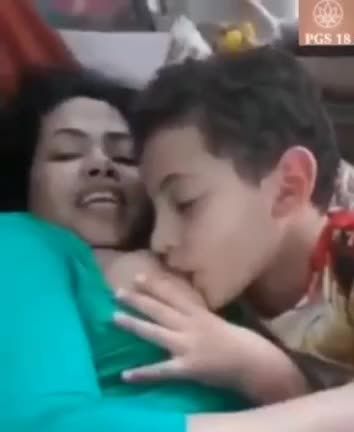 亚洲虎狼熟女姑妈与单纯懵懂侄儿小男孩相奸乱伦视频