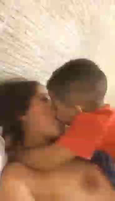 炸裂全网欧美母子乱伦极品少妇与小男孩幼子激情狂吻视频