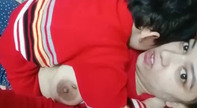 比狗还要骚的亚洲艳妈与幼男穿着亲子装在卧室调情乱伦视频