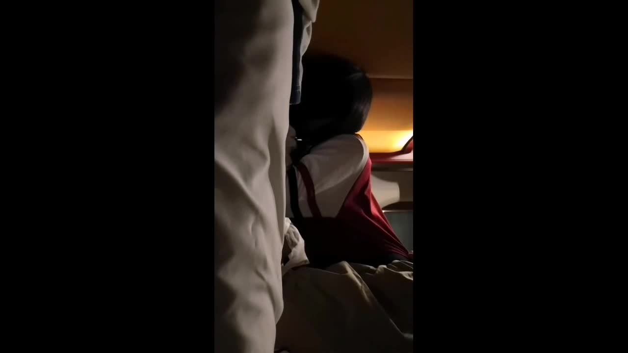 在学校附近用300块钱约到一个初中生到酒店被我用鸡巴操的尖叫声不断被内射视频