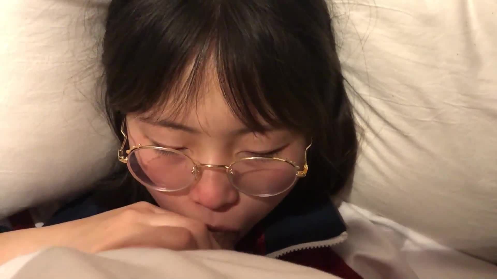 打工仔请初中生吃了一顿烧烤喝了一瓶啤酒便带到酒店亲热被打工仔用大鸡巴插进深喉性交视频