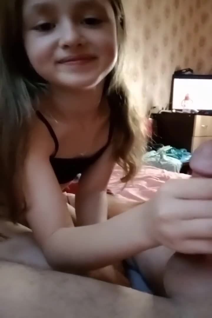 欧美身材超肥骚货母亲全程直播丈夫调教幼女，母亲将口活一流的绝技倾囊相授给幼女视频