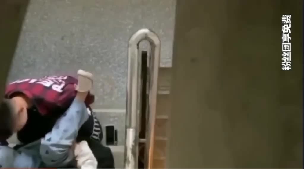 真实偷拍校园情侣没钱开房只好在楼道破处做爱视频