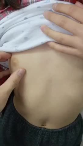 村上六岁幼童小女孩被孤寡老汉带到家中零食诱惑猥亵视频两颗极小贫乳都不放过太畜生了