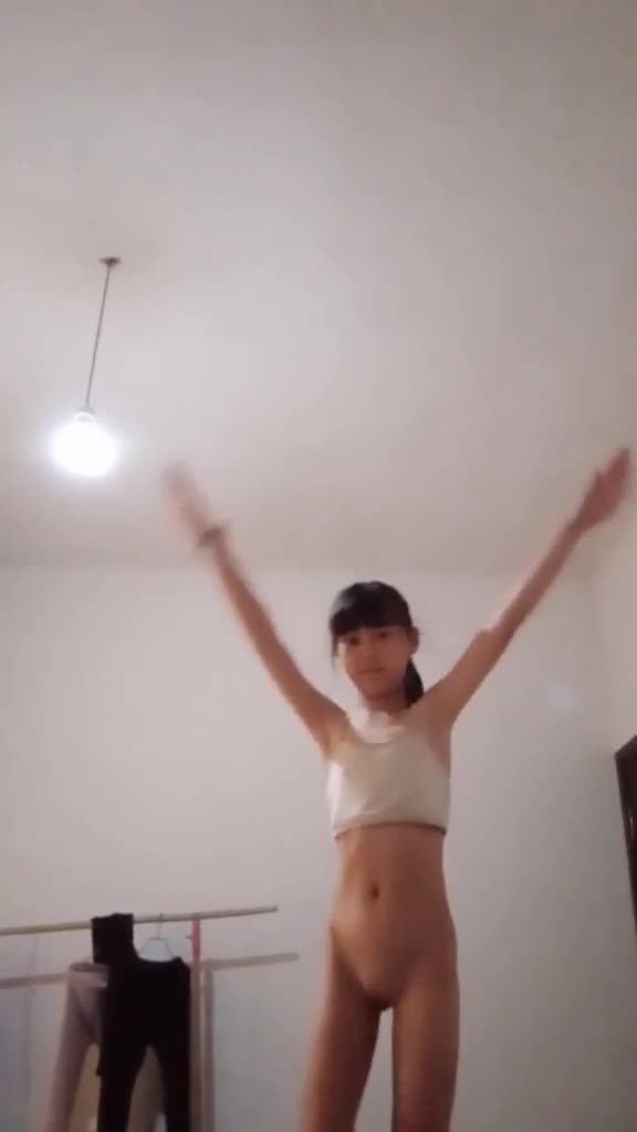 舞蹈天才女童幼幼在卧室半裸露出白虎嫩逼穴跳不正规的风骚芭蕾舞视频