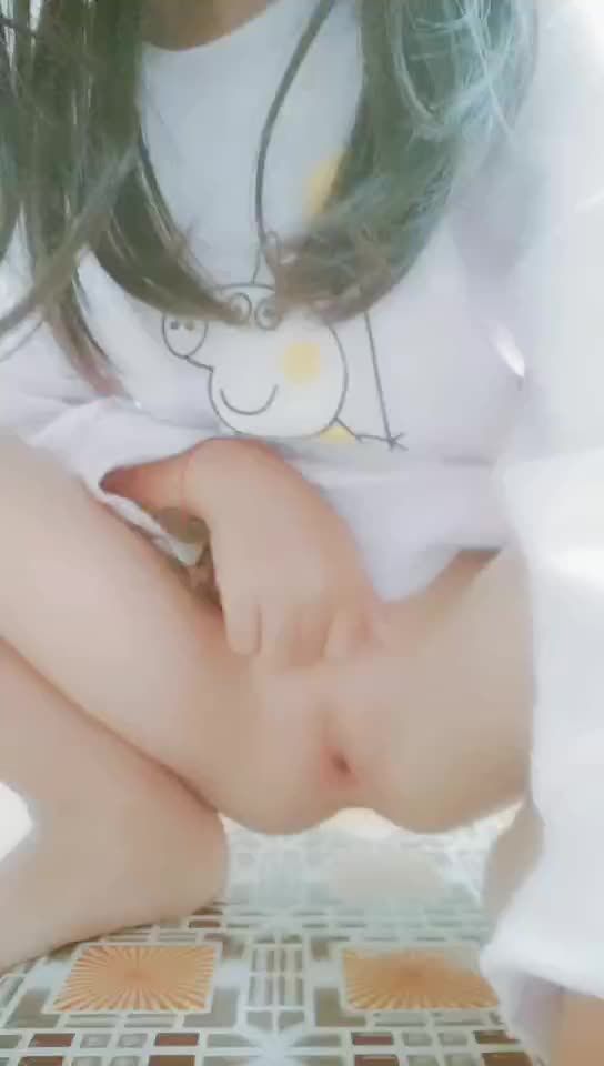 会喷水的八岁幼女在厕所手淫自慰幼逼爽到失禁潮喷视频