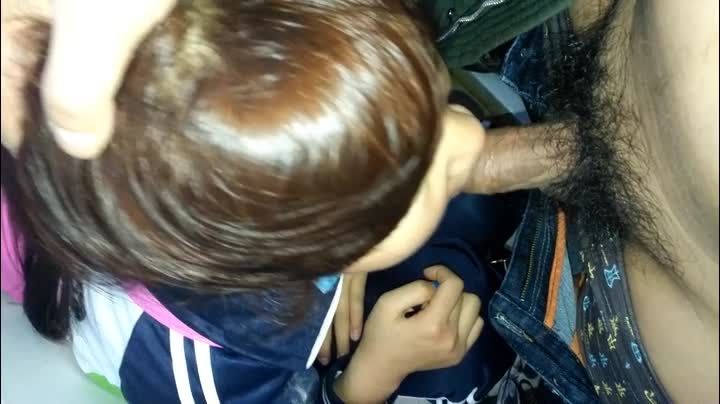 校服学生妹小女孩在公园被大叔围堵在厕所强迫口交浓精颜射视频