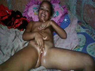 非洲黑妹小女孩-被养父威逼半夜玩弄白虎粉逼-娴熟手势在幼嫩粉穴来回摩擦视频