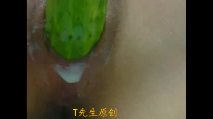 发骚阶段的初中生小女孩自慰视频有多可怕拿着带刺黄瓜爆插嫩逼白浆泛滥太疯狂了。