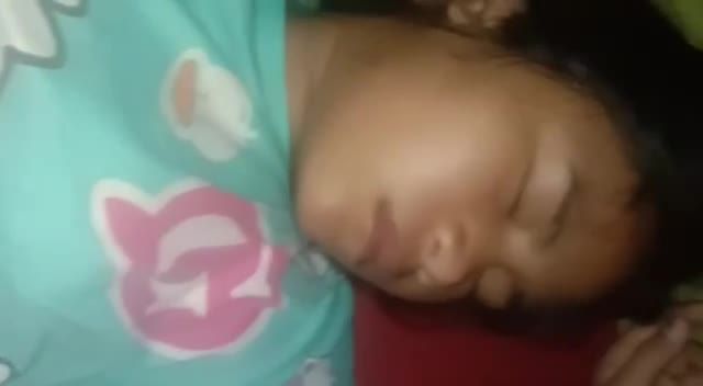 农村辣手摧花大伯-深夜性侵迷奸留守幼幼侄女-肿胀肥屌无套开苞嫩逼-射出大量白浆视频