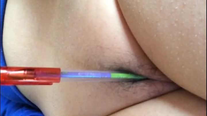 白胖幼女发骚嫩逼夹着圆珠笔疯狂摩擦幼穴骚爽流白浆视频