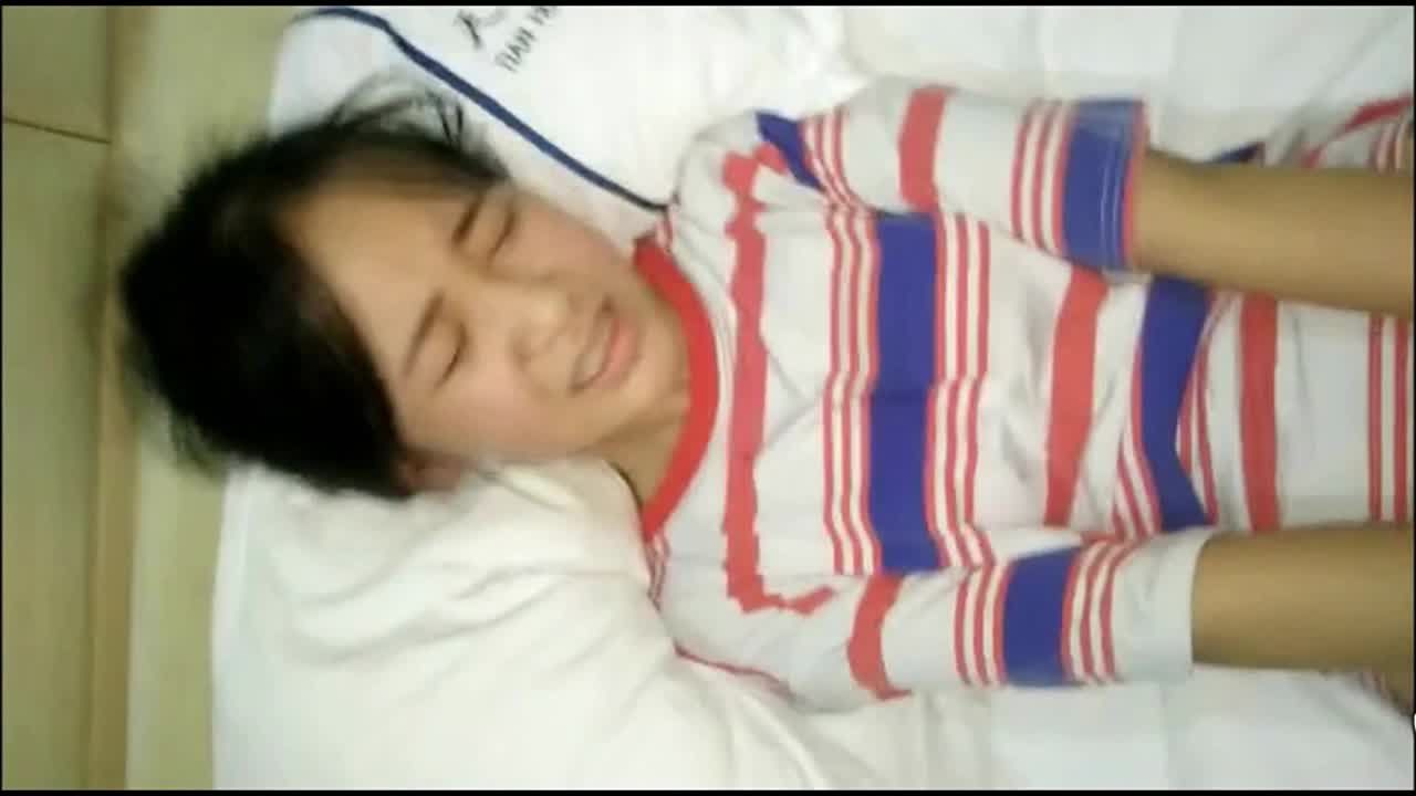 真实父女乱伦-禽兽养父带着幼女外地出差在宾馆开苞破处视频