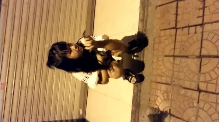 14岁初中生精神小妹深夜溜街寻找刺激被大叔抠逼轻轻插入高潮流汁视频