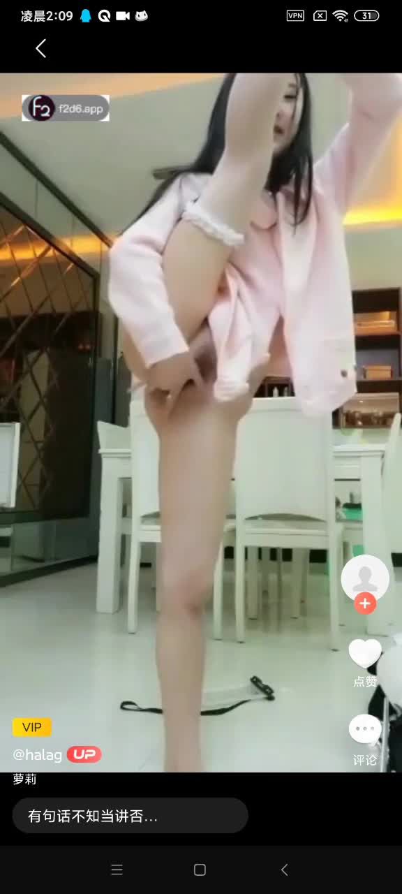 自慰界天花板-jk萝莉初中生白丝袜客厅一字马抬腿回首掏逼视频