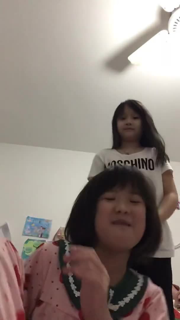 三名混血幼幼骚女淫聚一窝在房间搔首大秀白虎逼视频