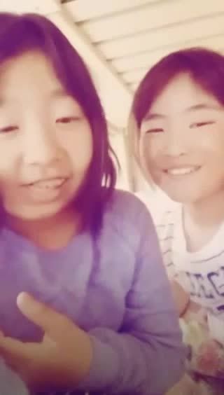 日本稚嫩小女孩叫上邻家闺蜜幼女两人在房间玩弄白虎逼视频