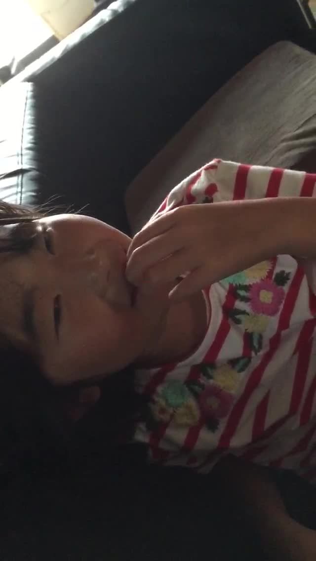 中美混血8岁幼女被继父猥亵哄骗舔舐白虎嫩逼视频