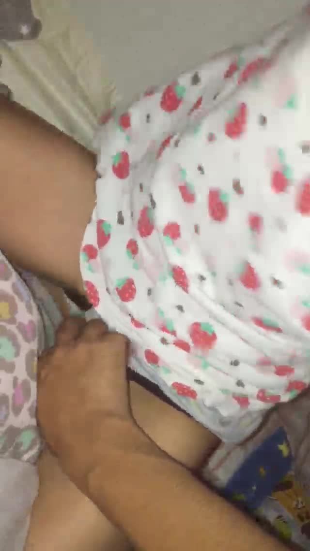 初中生幼女晚上睡觉被色魔爸爸猥亵视频