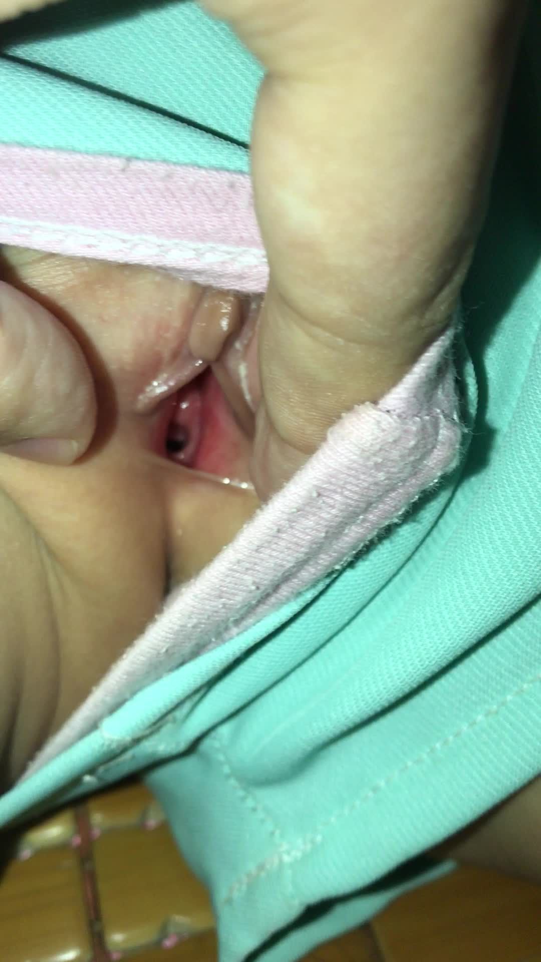 变态鬼父单手扩张七岁幼女白虎深渊蜜穴视频