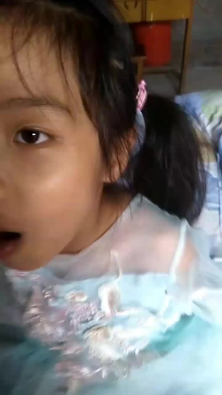 双马尾小公主幼女被禽兽大叔扒开内裤视频