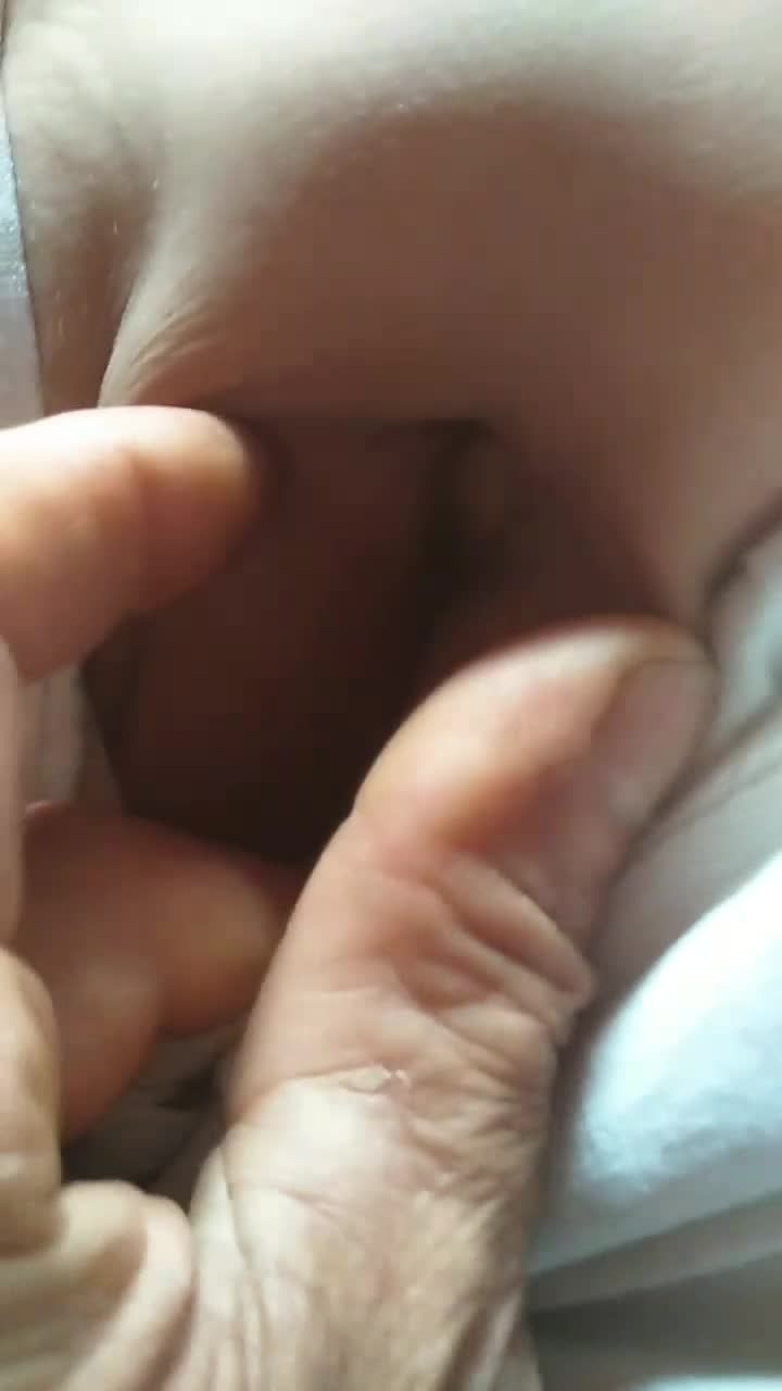 云南农村糟老头把8岁小女孩哄骗回家玩逼视频