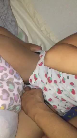 八岁小女孩被父亲咸猪手侵犯贞操酮体视频