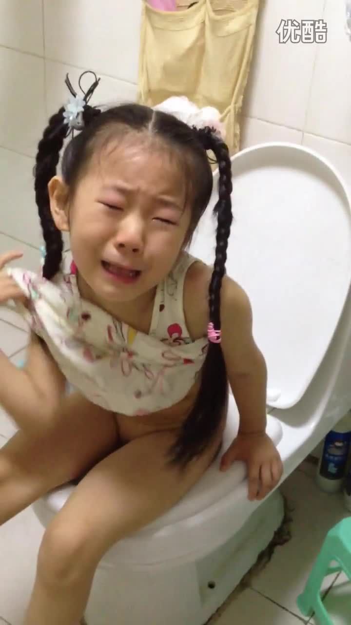 禽兽母亲把幼幼女儿逼弄疼坐在马桶上尿尿放声大哭视频