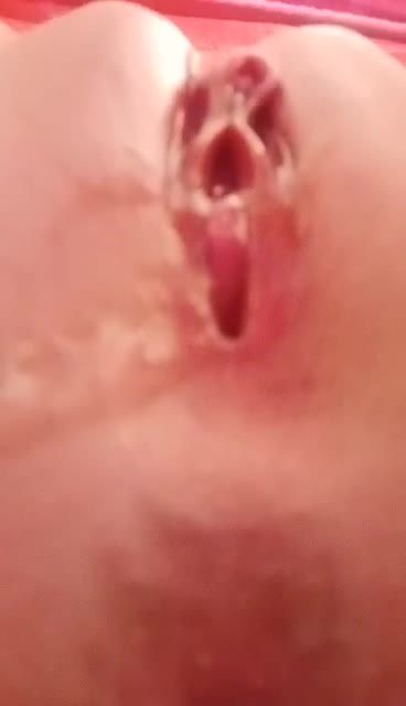 稚嫩小女孩在厕所自拍白虎粉穴喷尿视频