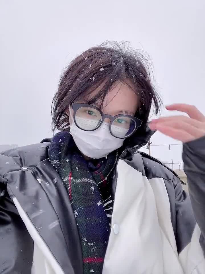 骚劲十足初中生少女漫雪纷飞自拍白嫩美乳视频