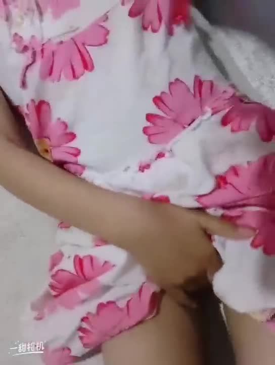 12岁幼女半夜发骚边叫春边抚摸身体视频