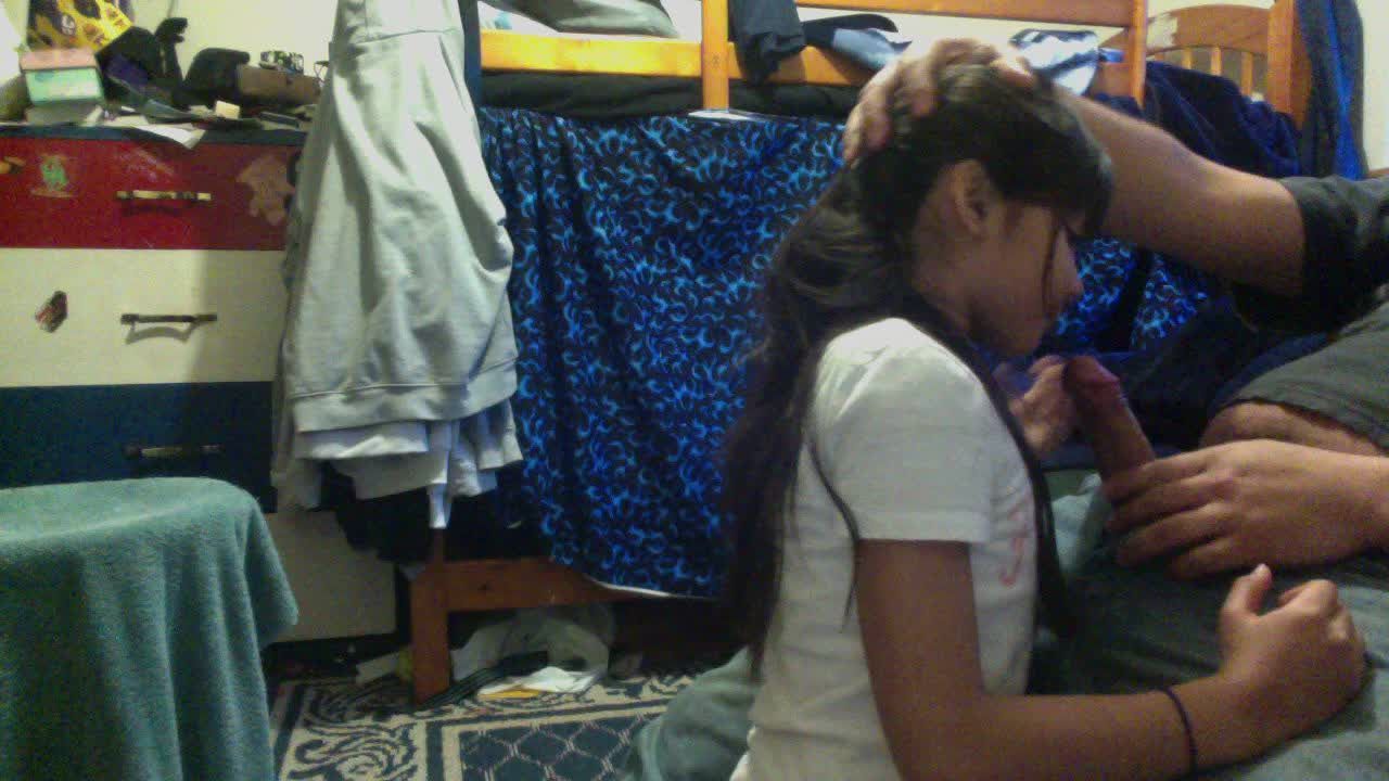 8岁萝莉幼幼侄女被胖叔叔哄骗诱惑回家猥亵视频膨胀巨屌塞满女童樱桃小嘴