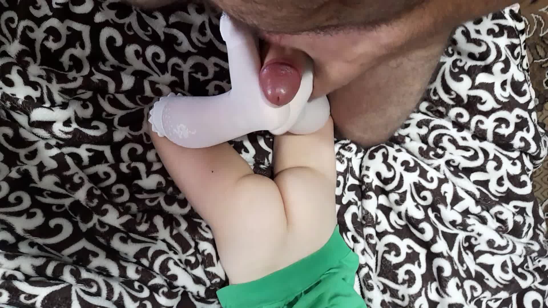 真实自拍,精虫爆棚鬼父半夜抓着5岁幼幼女儿的白丝袜嫩腿足交视频