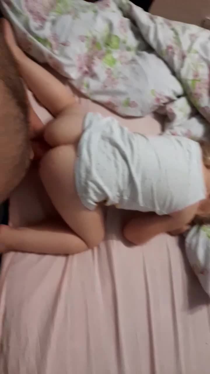 五岁白哲金发小女孩惨遭沦为爸爸榨精性奴视频翘起屁股被父亲大屌肆意摩擦嫩屁