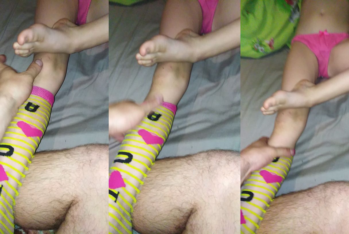 好色鬼父晚上趁机猥亵熟睡幼女视频咸猪手抚摸幼嫩美腿慢慢伸进私密处摸逼