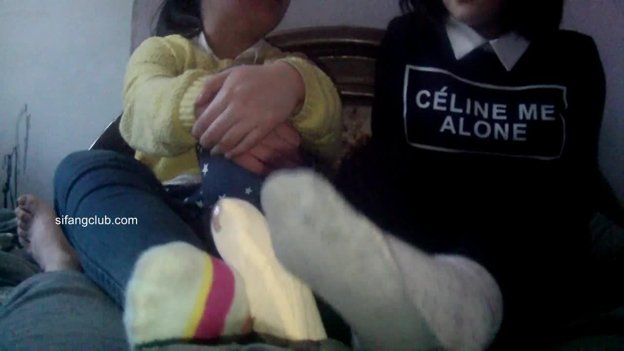 两名萝莉初中生姐妹暑假期被渣男一顿忽悠带回家诱导足交给大鸡巴按摩视频