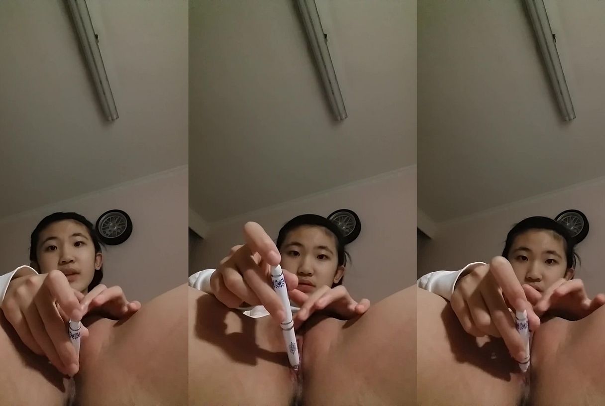 逼毛稀少的年幼小女孩半夜拿着钢笔捅穴自慰视频流出