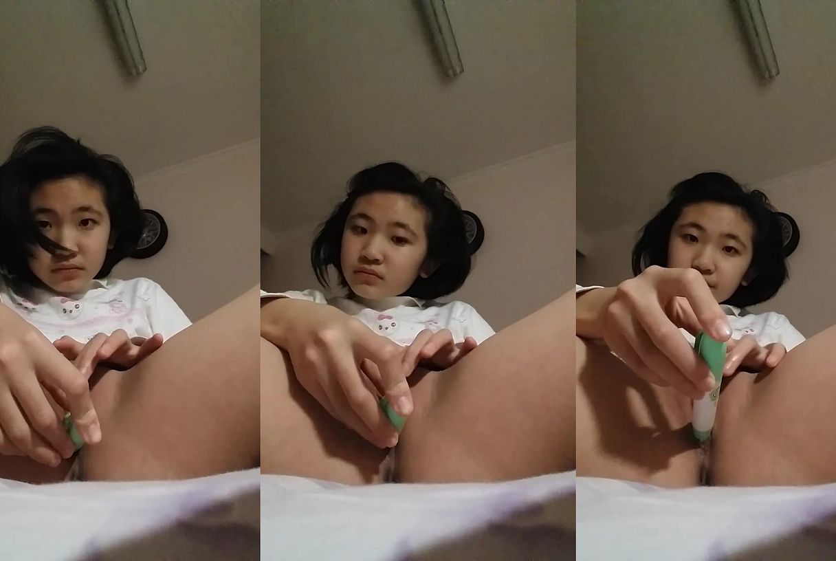 微毛嫩逼萝莉幼幼拿着大号玩具彩色笔捅逼自慰视频曝出淫荡母狗小小年纪就渴望被操！