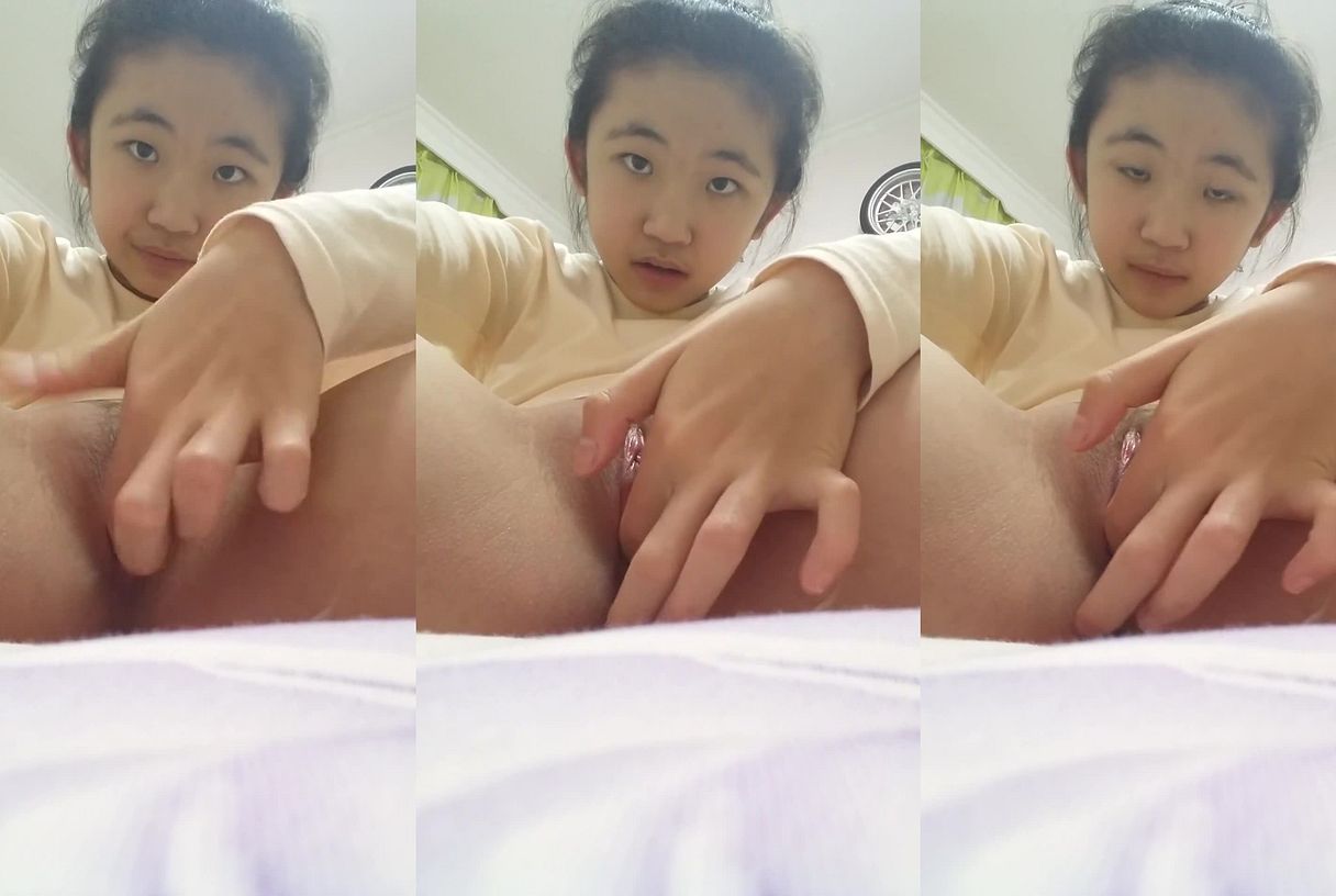 清纯幼幼小妹躲在卧室手淫扣逼视频小巧的手指插入嫩穴一直猛扣小骚穴