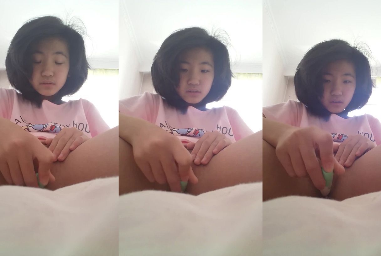 性瘾饥渴想被大鸡巴操逼的幼幼清晨拿着道具逼插小骚逼视频超好看的自慰片